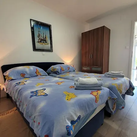 Carla2 Direkt Am By Interhome Omišalj