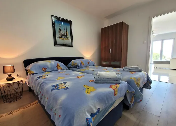 Carla2 Direkt Am By Interhome Omisalj